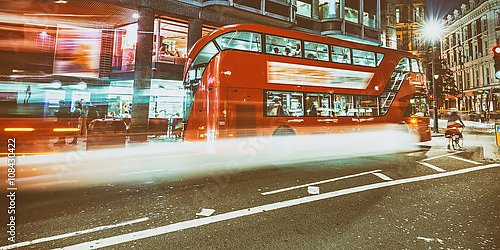 Англия, Лондон. Buses with light trails at night