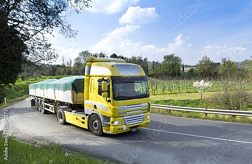 Желтый грузовик на дороге