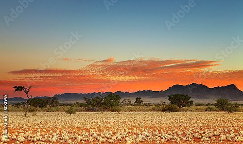 Красочный закат в пустыне Калахари, Намибия