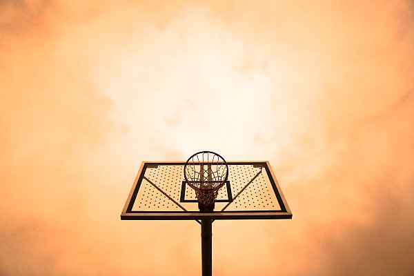 Баскетбольное кольцо на фоне закатного неба