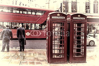 Две красные лондонские телефонные будки на остановке
