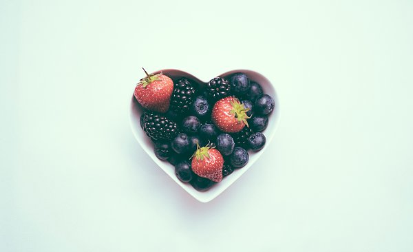 Тарелка ягод в форме сердца