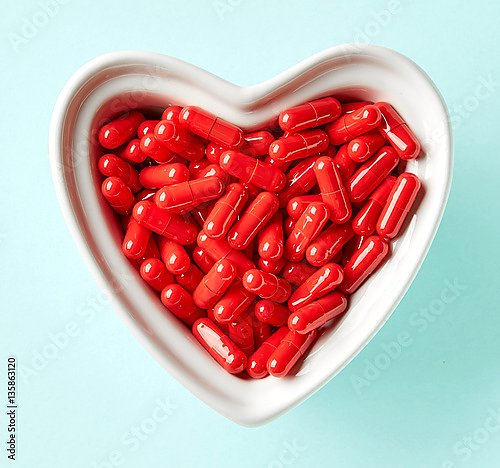 Чаша из красных таблеток в форме сердца