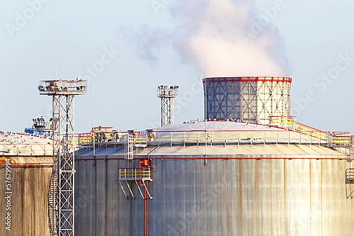 Хранилище нефти на нефтеперерабатывающем заводе