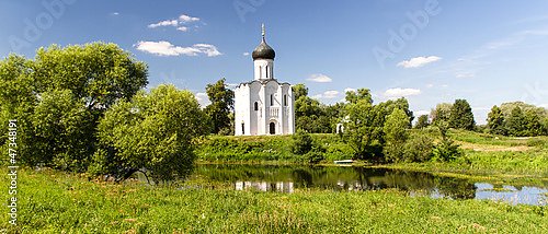 Россия, Владимир. Панорамный вид на церковь Покрова на Нерли 