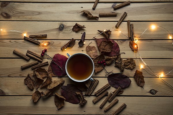 Осенние листья и чай с корицей