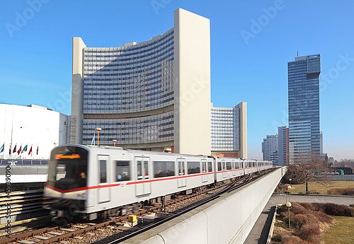Поезд метро вблизи высотных зданий