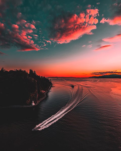 Катер на озере на закате, Ванкувер, Канада