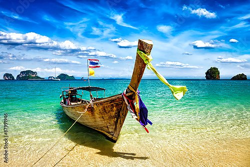 Постер Тайланд. Традиционная лодка с флагами