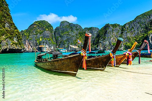 Тайланд. Long-tail boats in Maya Bay