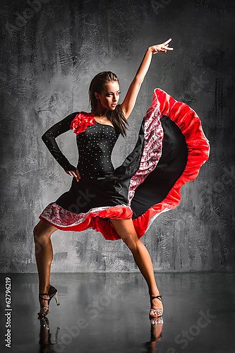 Танцующая женщина в красно-чёрном развевающемся платье