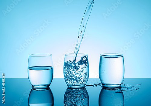 Минеральная вода в трех бокалах