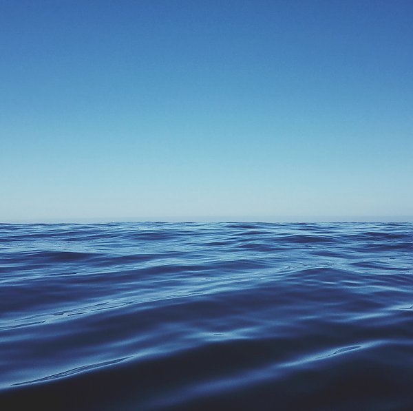 Синие воды океана