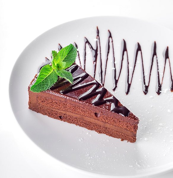 Шоколадное пирожное на тарелке