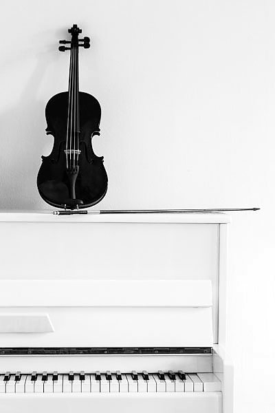 Черная скрипки на белом рояле