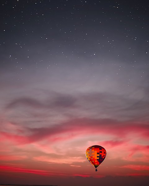 Воздушный шар под звездным небом