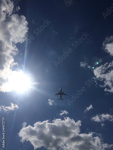 Самолет в синем небе