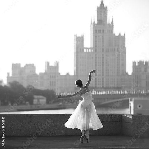 Балерина танцует в центре Москвы утром