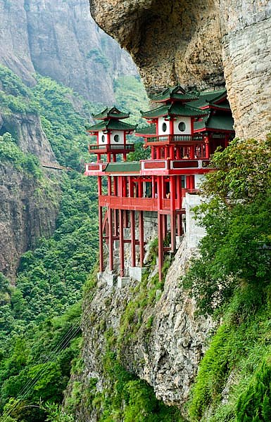 Китай. Храм в скале
