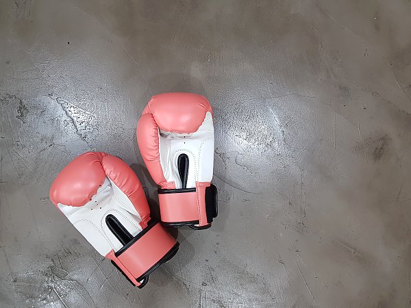 Розовые боксерские перчатки