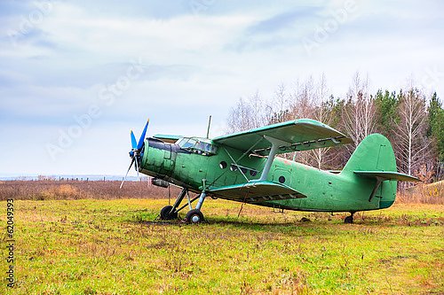 Постер Зеленый аэроплан на желтом поле