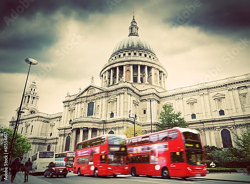 Англия, Лондон. Красные автобусы перед Собором Святого Павла 