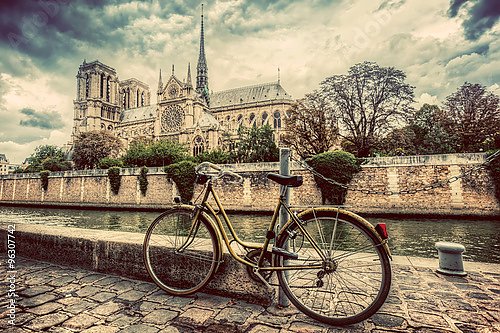 Париж, Франция. Велосипед напротив Нотр-Дам-де-Пари