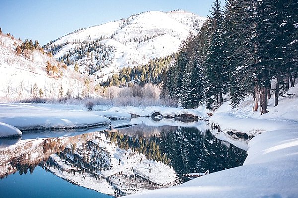 Зеркальное озерцо в зимнем лесу