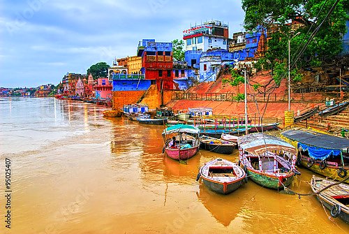 Вид на город Варанаси на берегу реки Ганг, Индия