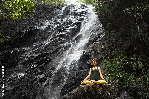 Спокойствие и йога у водопада