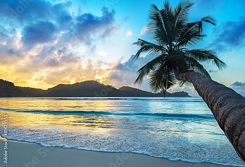  Тропический пляж Бэ-Лазар на закате, остров Маэ, Сейшелы