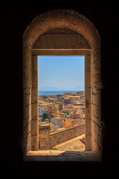 Вид на средиземный городок из арки