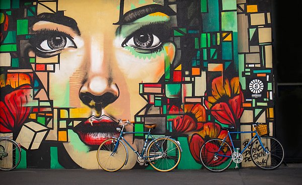 Велосипеды у стены с граффити, Цюрих, Швейцария
