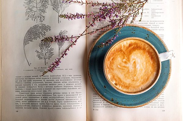 Чашка кофе и книга о ботанике