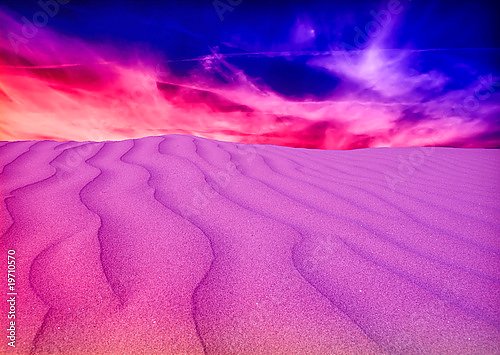Сказочная пустыня с фиолетовым песком на закате