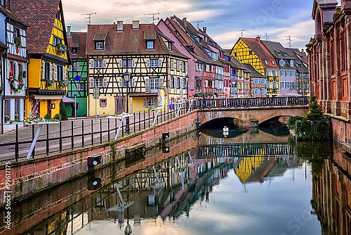 Красочные фасады в средневековом городе Кольмар, Эльзас, Франция