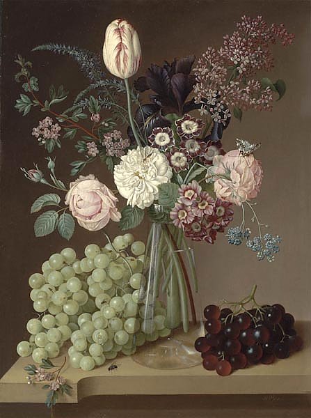 Цветы в стеклянной вазе и виноград