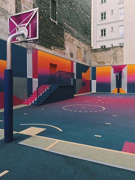 Красочная баскетбольная площадка во дворе