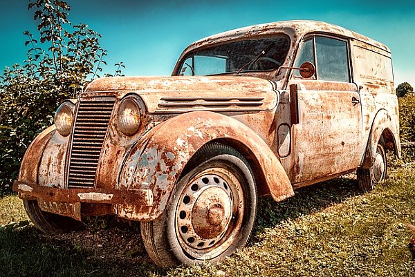 Старый ржавый автомобиль