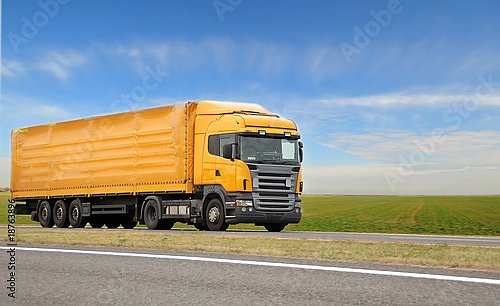 Оранжевый грузовик с трейлером