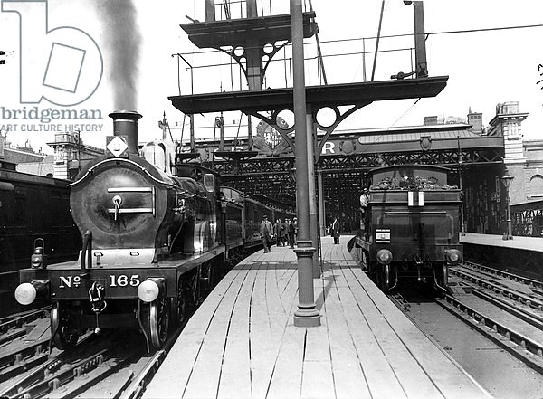Platforms at Charing Cross Station, 1913