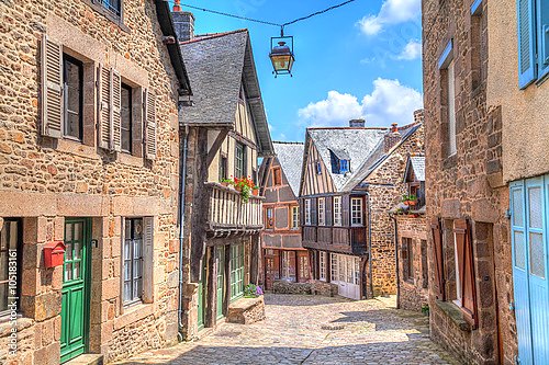 Узкие улицы со старыми традиционными домами в городе Динан, Франция