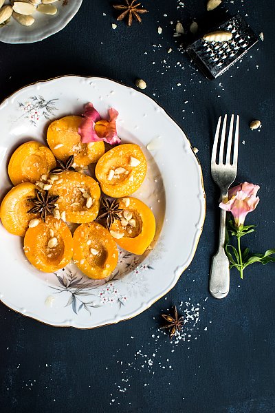 Тарелка с персиками и корицей