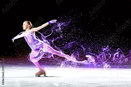 Маленькая фигуристка в фиолетовом костюме на льду