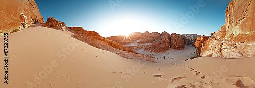 Панорама с заходящим солнцем в пустыне