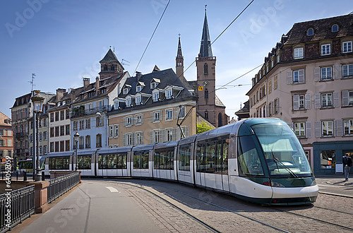 Современный трамвай на улицах Страсбурга, Франция