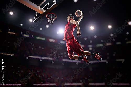 Баскетболист забрасывает мяч в корзину
