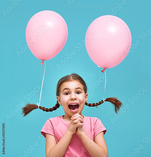 Девочка с воздушными шариками на косичках
