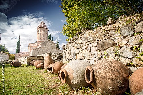 Грузия, Тбилиси. Старые амфоры и храм