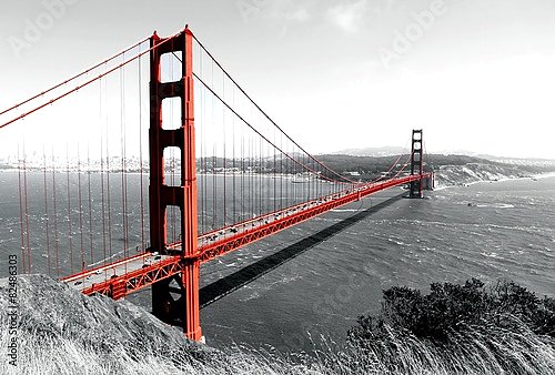США. Golden Gate Bridge Red Pop on B&W